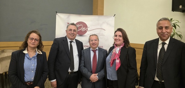 Le 17 avril 2025, l’Ordre National des Experts-Comptables a organisé à Casablanca un séminaire de haut niveau consacré au nouveau cadre légal et réglementaire des Sociétés Civiles Immobilières (SCI). Cet événement a réuni des professionnels du chiffre et du droit autour d’une thématique stratégique : l’utilisation de la SCI comme levier de structuration et de transmission patrimoniale.Le séminaire a été coanimé par deux figures reconnues du domaine :Issam El Maguiri, past-président de l’Ordre des Experts-Comptables, expert-comptable et docteur en sciences de gestion.Maître Abdelmajid Bargach, notaire et conseil en gestion du patrimoine.Les échanges ont porté sur les apports majeurs de la loi n°31-18 et de son décret d’application n°2.23.100, qui instaurent un cadre juridique structuré, rigoureux et transparent pour les SCI au Maroc. Les intervenants ont souligné l’importance de la SCI comme outil de gestion, de préservation et de transmission du patrimoine immobilier, tout en mettant en garde contre les risques de requalification en société commerciale en cas de non-respect des obligations légales.Ce séminaire a permis de renforcer la synergie entre notaires et experts-comptables, acteurs clés dans l’accompagnement des clients dans la structuration patrimoniale. Il a également offert une plateforme d’échange sur les meilleures pratiques à adopter dans la mise en œuvre des SCI, en insistant sur la nécessité d’une rédaction rigoureuse des statuts et d’un suivi disciplinaire dans la gestion.Un événement marquant qui confirme la volonté de l’Ordre National des Experts-Comptables de promouvoir une culture de conformité et d’excellence dans la profession;